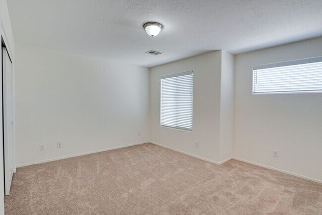 Building Photo - SPACIOUS 3 BEDROOM HOME IN 89044