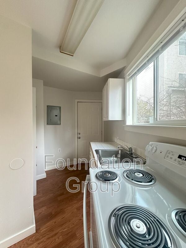 Building Photo - 842 Davis Pl S