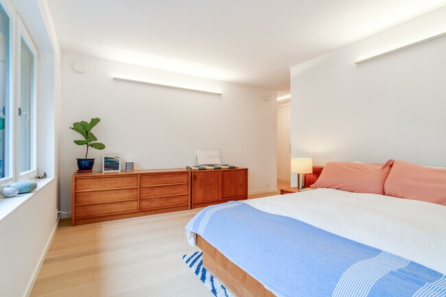 Building Photo - 40 Russells Hill Rd