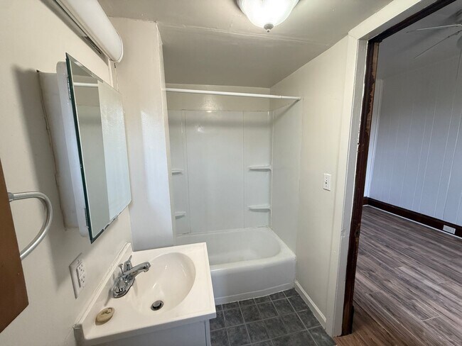 Building Photo - 306 N Elm Ave