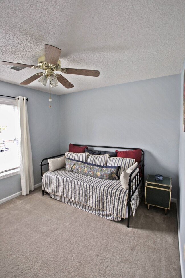 Building Photo - 2627 Holly Rock Dr