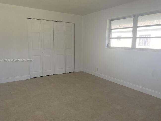 Building Photo - 5904 SW 27th St