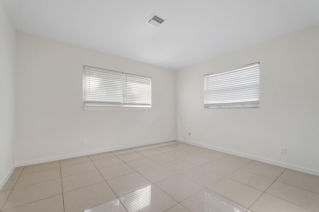 Building Photo - 18799 Rio Vista Dr