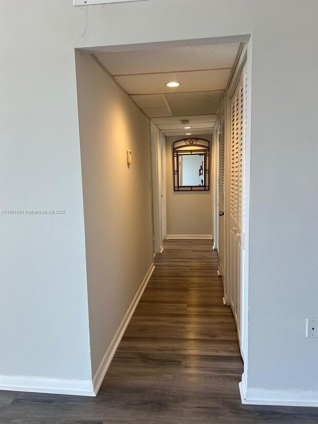 Building Photo - 400 Kings Point Dr