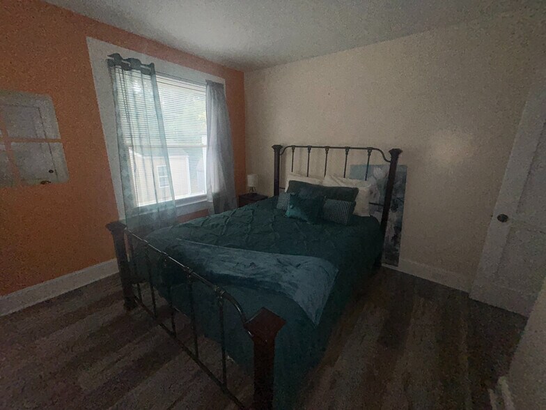 Building Photo - Room in Apartment on Kerr St NW