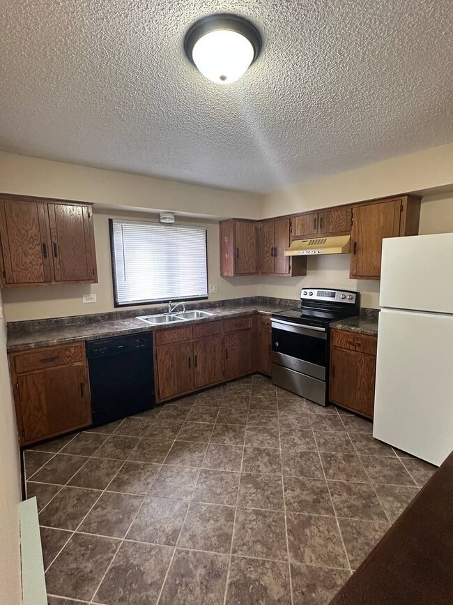 Building Photo - 5160 Thomas Dr