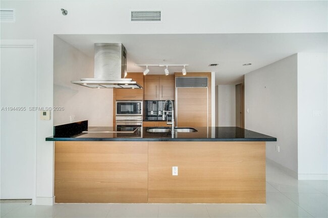 Building Photo - 495 Brickell Ave