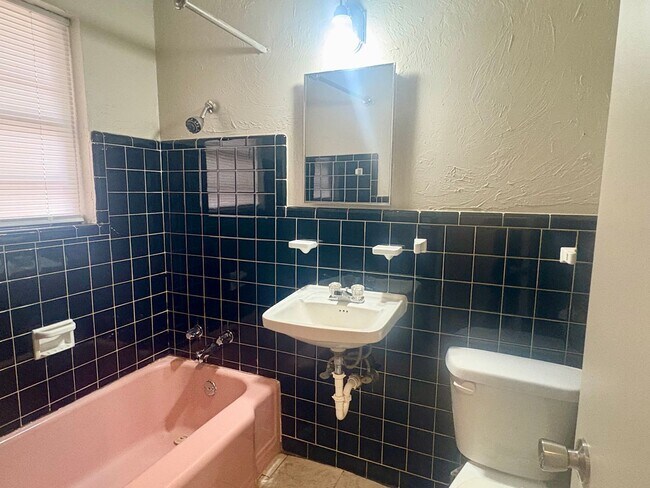 Building Photo - Three bedroom home in NW OKC