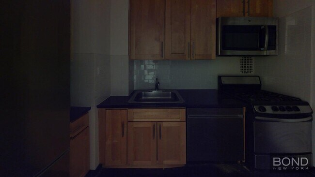Building Photo - 240 E 35th St
