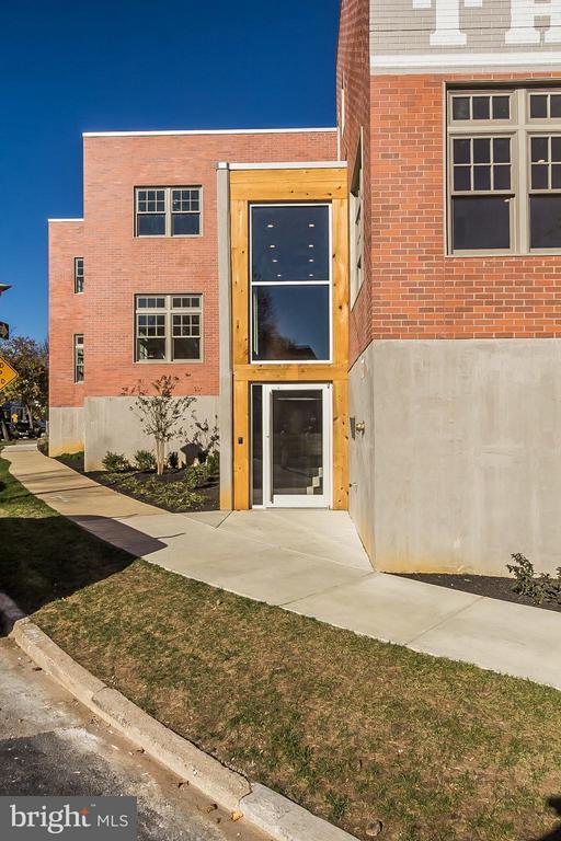 Building Photo - 3400 Roland Ave