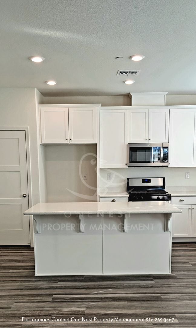 Building Photo - Move in by 12/1 $500 off 1st months rent! ...