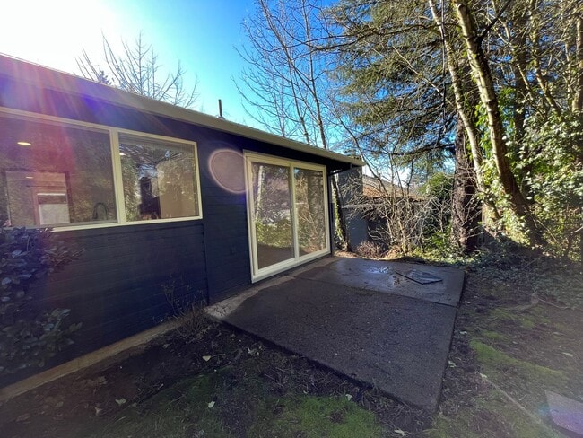 Building Photo - Beautiful 2 Bed, 1 Bath Duplex in SW Portland! Enjoy Private Yard, Spacious Floorplan in a Great ...