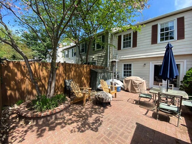 Building Photo - Beautiful 3 Bedroom 2.5 Bathroom Brick Fro...
