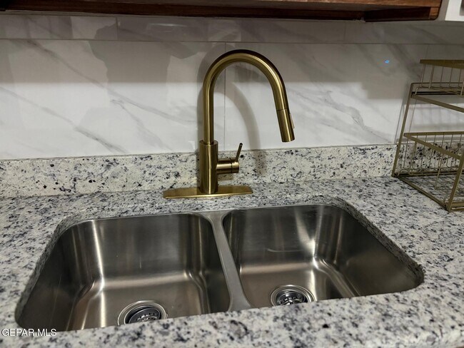 Building Photo - 3418 Pershing Dr