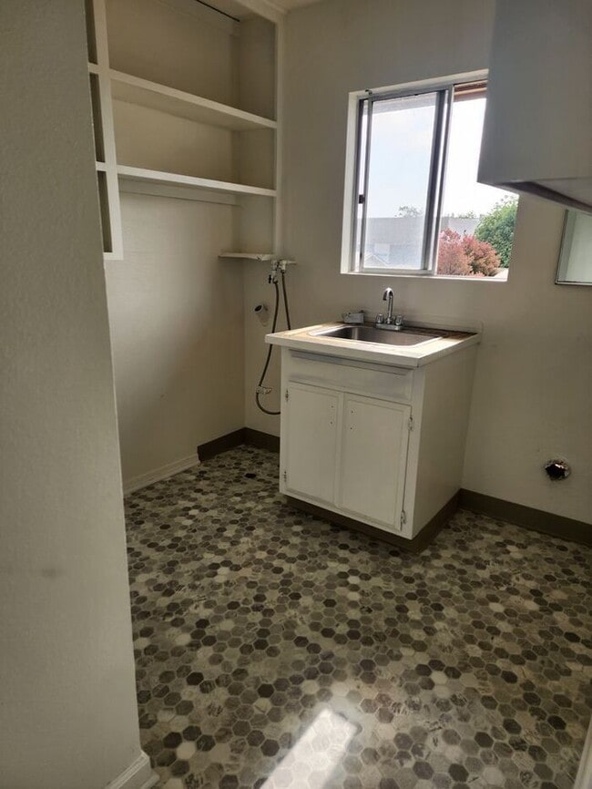 Building Photo - SPACIOUS 3BR / 2BA unit with Covered Parki...