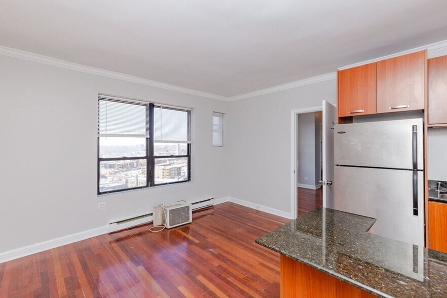 Building Photo - 734 W Bittersweet Pl