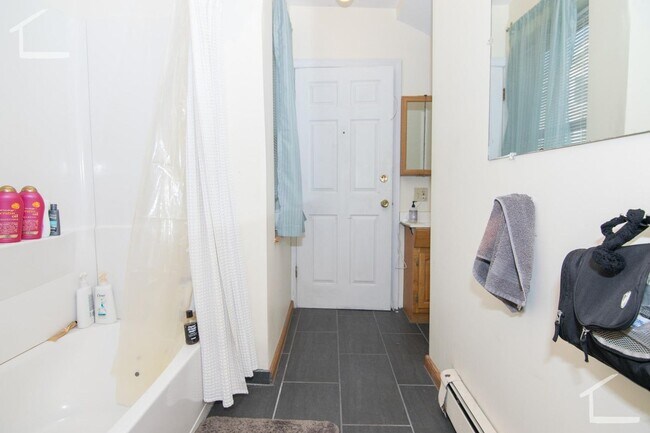 Building Photo - Available 6/1! Fantastic Brighton 1-bed/1-bath apartment