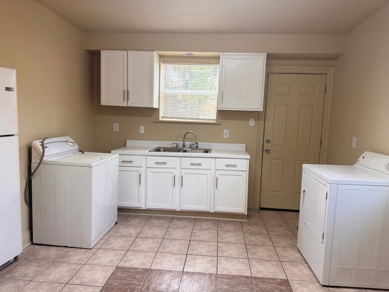 Building Photo - 2555 Elder St