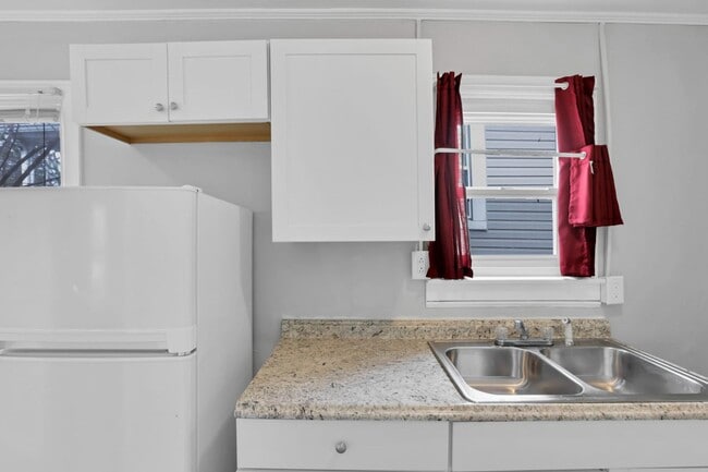 Building Photo - 590-592-592 Robinwood Ave