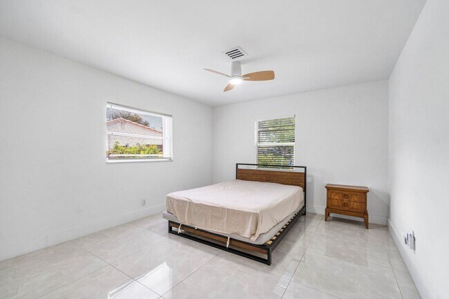 Building Photo - 403 S 13th Ct