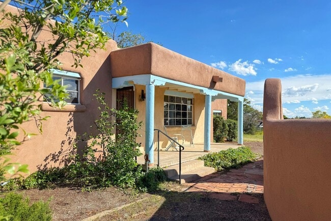 Building Photo - 1325 Don Gaspar Ave