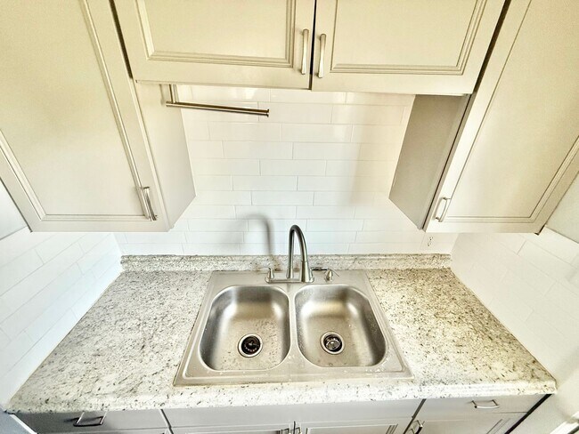 Building Photo - ***3 Bed Ranch with off-street parking and large yard!