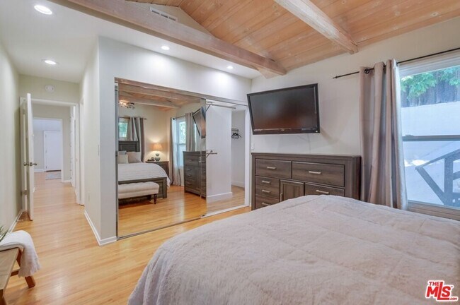Building Photo - 21447 Providencia St