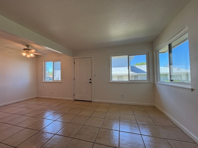 Building Photo - 3615 Sapphire Dr