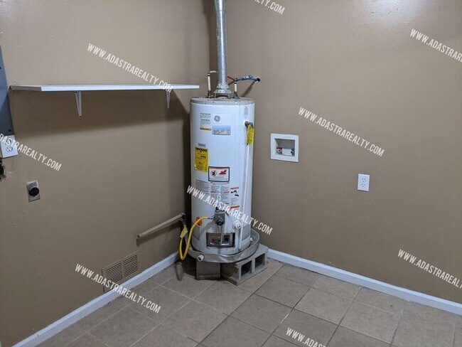 Building Photo - Updated South KCMO Home-Available in JUNE!!