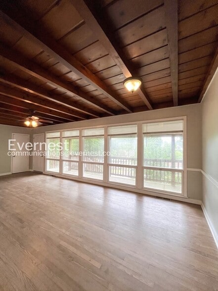 Building Photo - 405 Cedarvalley Dr