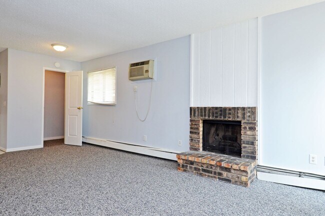 Building Photo - Spacious 2 Bed/1 Bath Condo in Brooklyn Park - Available NOW!