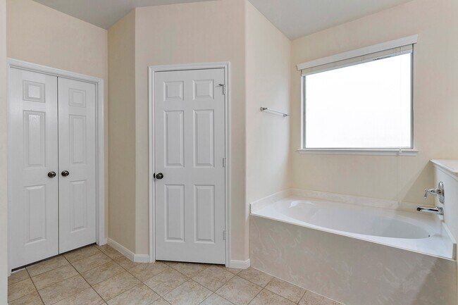 Building Photo - 16911 Savannah Park Dr