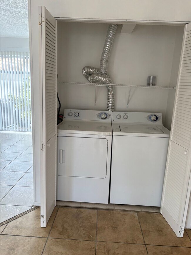 Building Photo - Newly remodeled 2/2 condo Winter Park  $300. incentive for move in by 6/15/2026