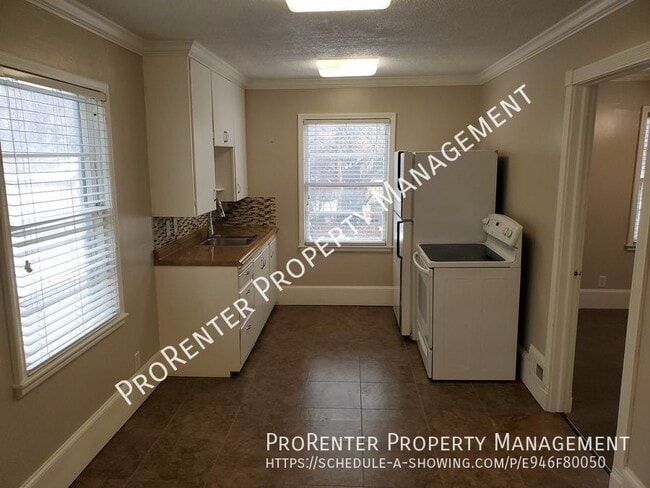 Building Photo - 827 3rd Ave