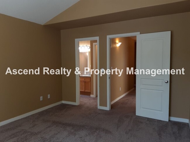 Building Photo - Tanasbourne Area 3 Bed Fenced Yard 1/2 Block to MAX Attached Garage 1 Small Pet Nego