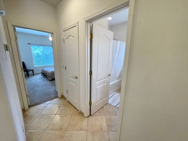 Building Photo - Large 2 Bedroom Home off the Parkway!