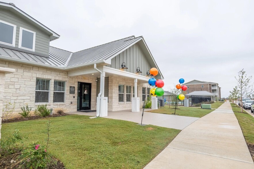 Building Photo - 1650 Harris Hill Rd