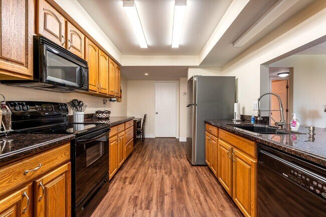 Building Photo - 2255 Lindell Blvd