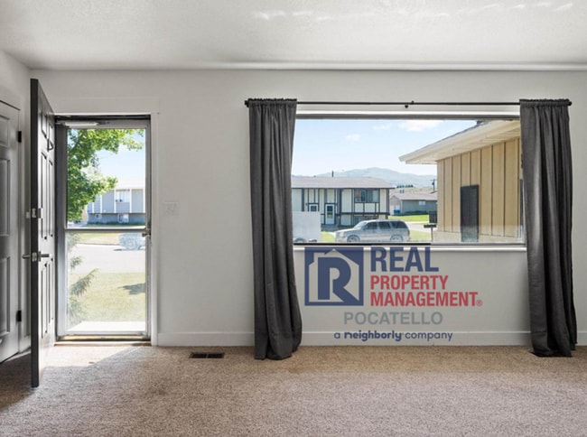 Building Photo - 5 Bedroom Home - University Area - Must See - Pet (dog) Negotiable