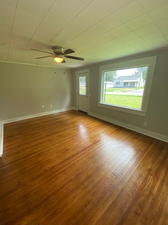 Building Photo - Remodeled 2 bed / 1 bath in Beaumont Villa...