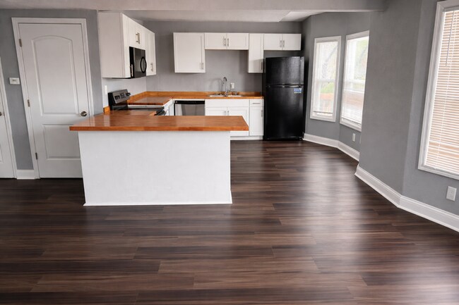 Building Photo - 3636 The Paseo