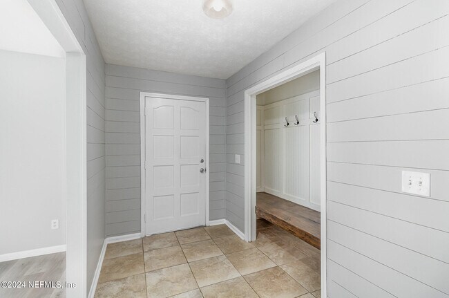 Building Photo - 2867 Holly Bay Rd