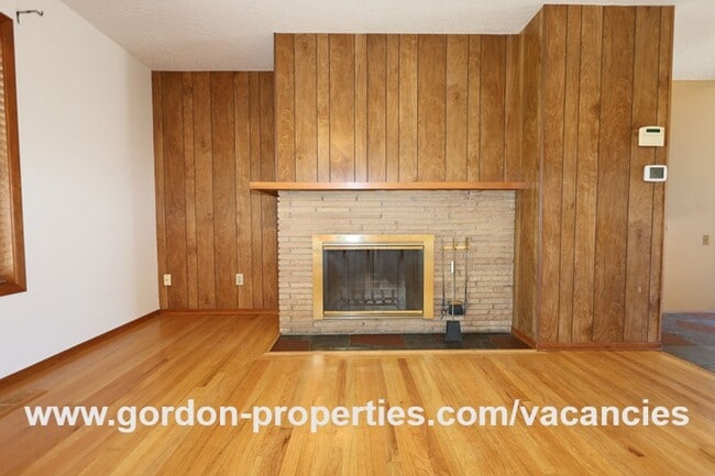 Building Photo - SE Molt St - Milwaukie mid-century split l...