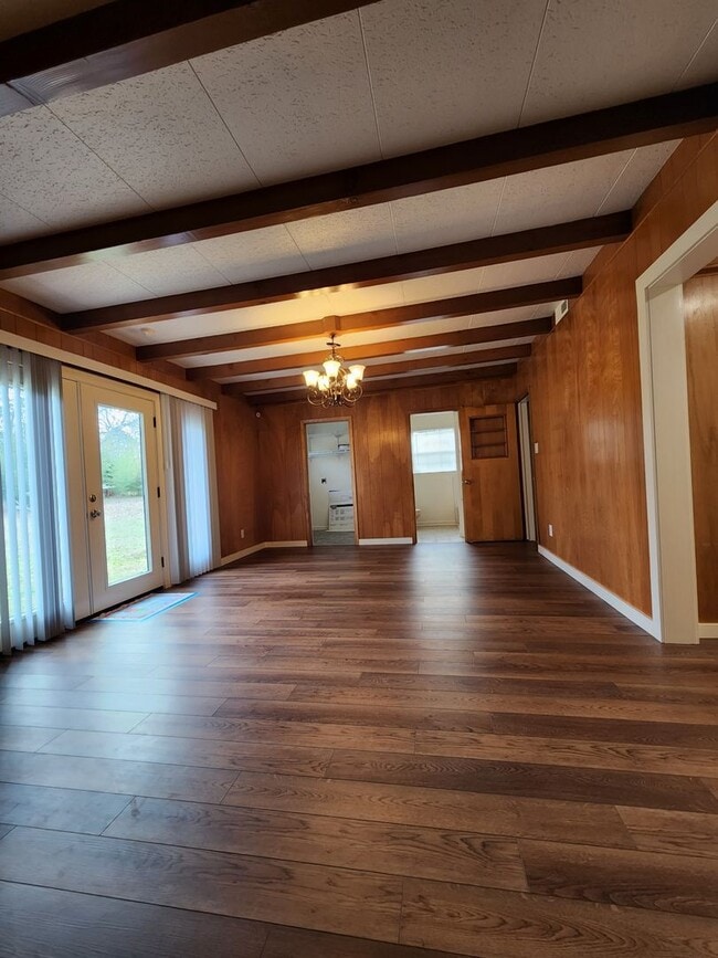 Building Photo - 1827 S Fredonia St