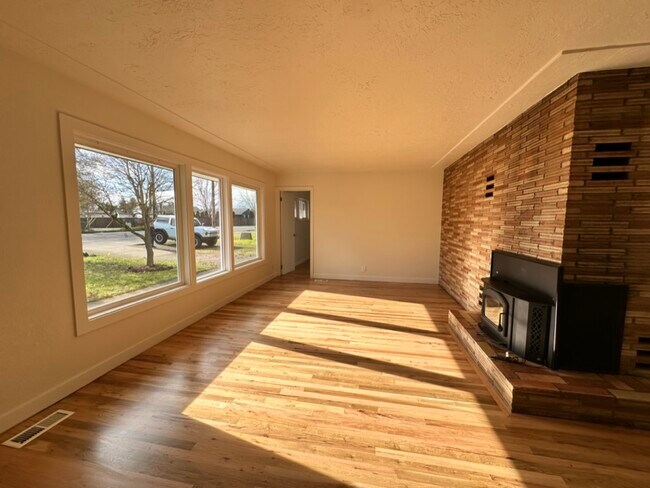 Building Photo - 931 Chemawa Rd N