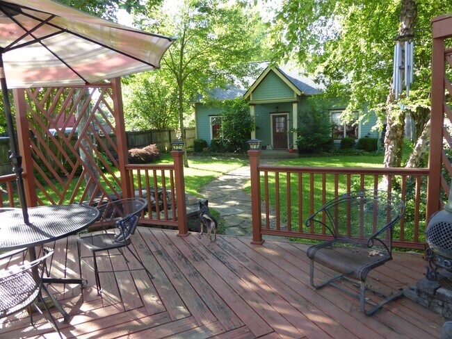 Deck - 906 Fatherland St