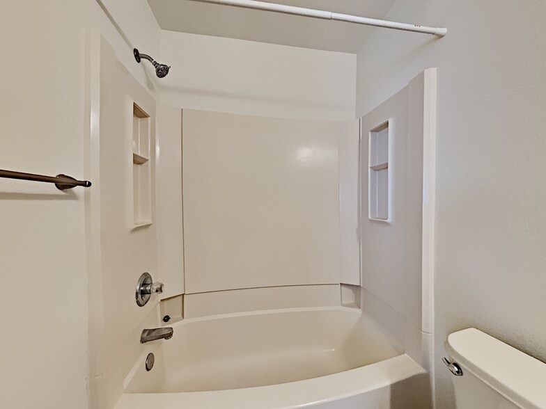 Building Photo - 19984 E Lasalle Dr