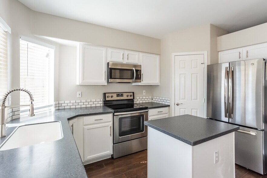 Building Photo - 867 E Morelos St