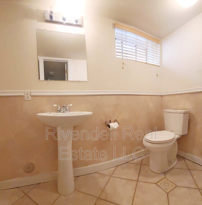 Building Photo - 1424 N Locust St