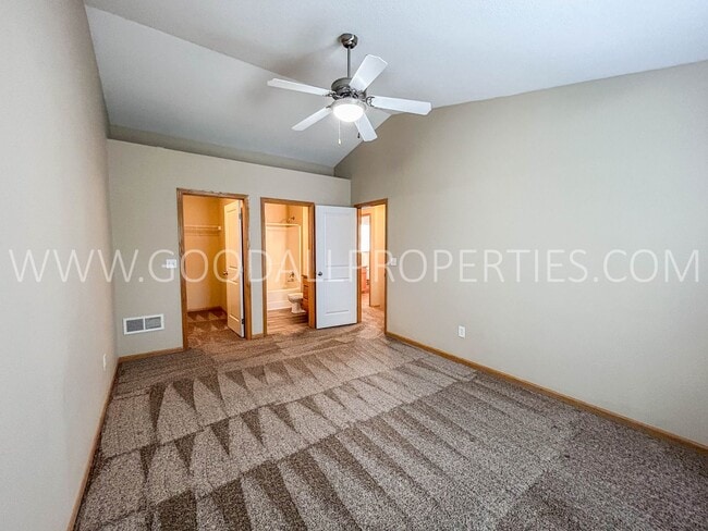 Building Photo - 2 Bedroom, 2.5 Bath Townhome in Urbandale with 2 car attached garage!